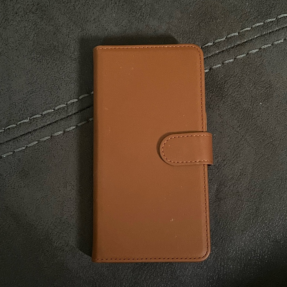 iPhone 13 Pro brown leather MagSafe wallet case